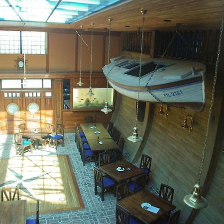 Hotel Marina Hermanuv Mestec Dış mekan fotoğraf