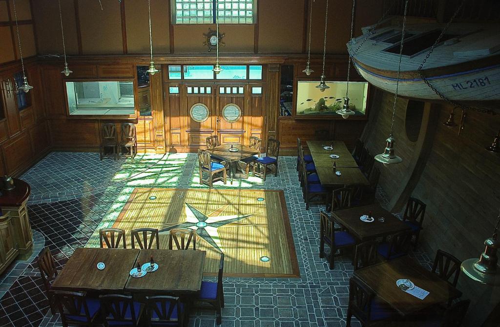 Hotel Marina Hermanuv Mestec Dış mekan fotoğraf